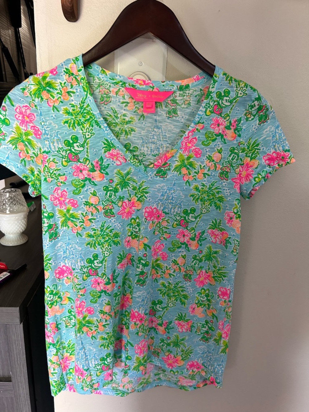 Lilly Pulitzer Disney X Etta V Neck T-Shirt Size XXS NWOT